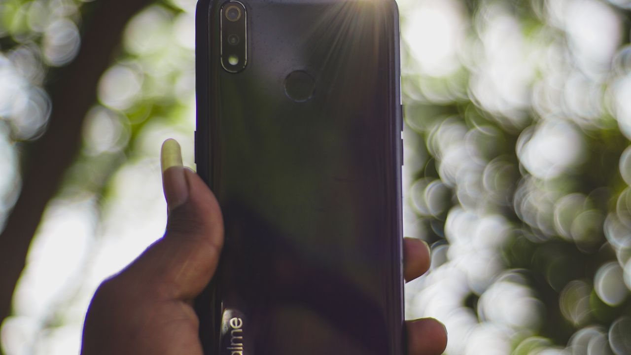 Uno smartphone sotto il sole estivo — surriscaldamento del telefono, K2J Tech