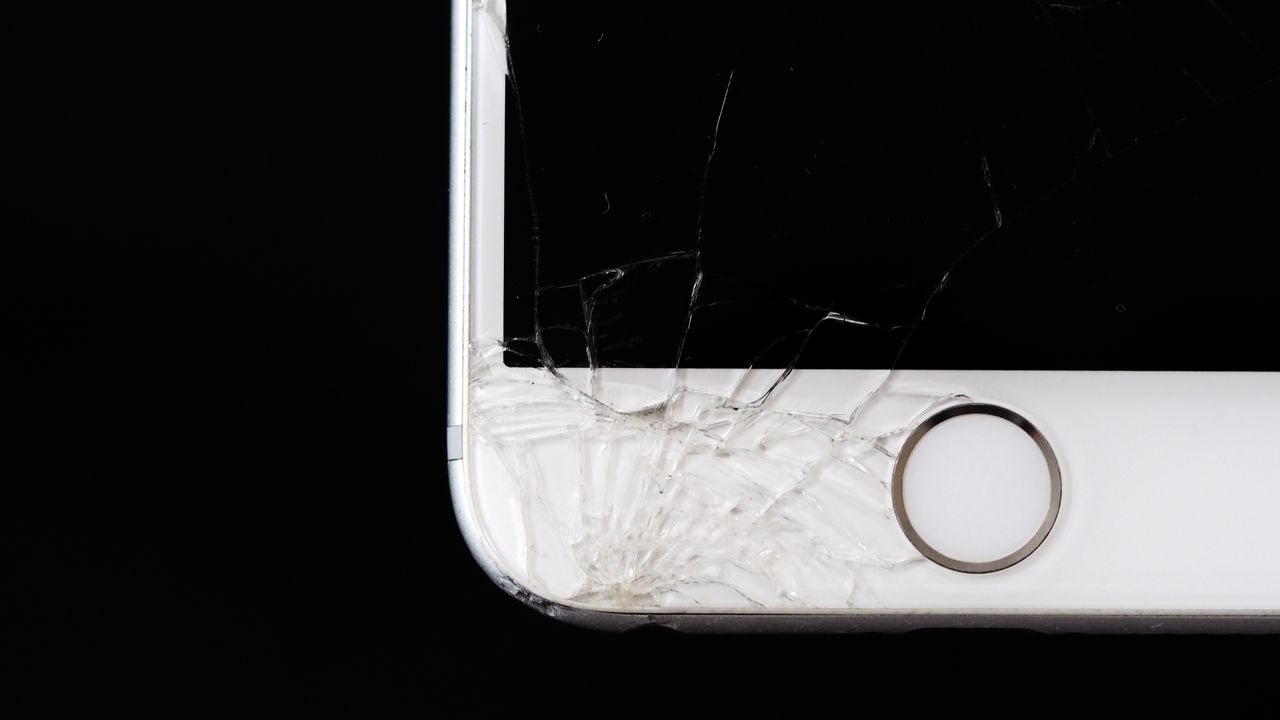 A smartphone with a badly cracked screen — repair or replace, K2J Tech Sarandë