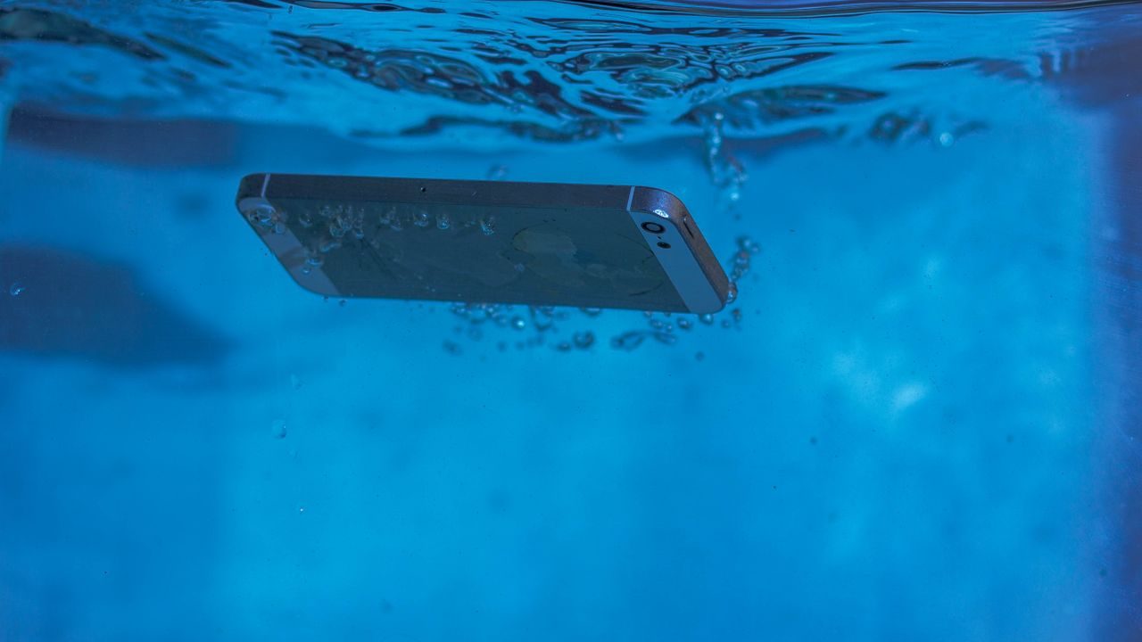 Uno smartphone immerso sott'acqua
