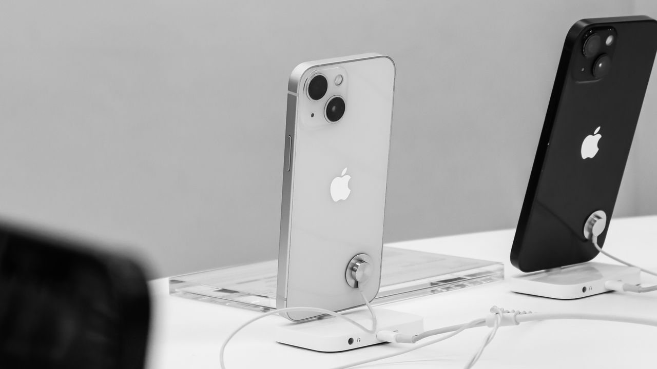 Two smartphones on display in a shop — where to buy a phone in Sarandë